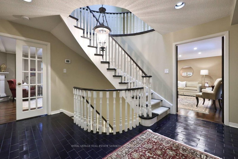 1048 Veroli Crt, Mississauga, L5H 4B9 | Image 3