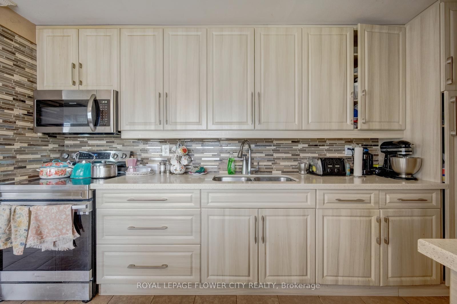 Detached House for sale at 20 N Alarton Street, Mississauga, Ontario, L4T 1J8 - Malton - MLS: W12984110