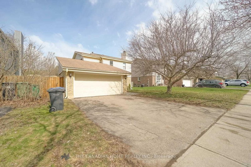 64 Somerset Dr, Brampton, L6Z 1C5 | Image 2