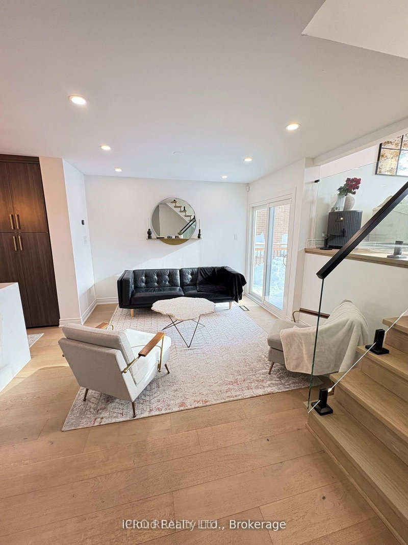 Upper- 852 Thistle Down Crt, Mississauga, L5C 3K6 | Image 2