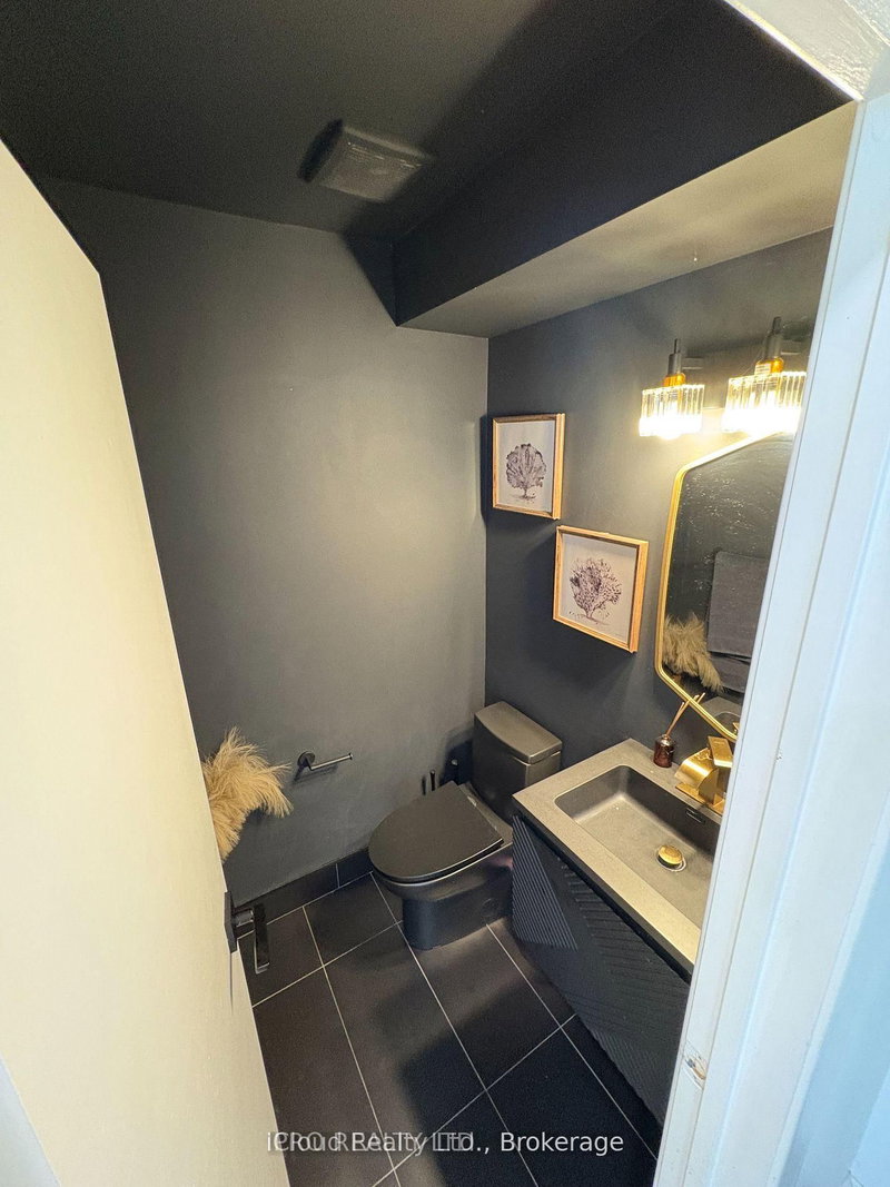 Upper- 852 Thistle Down Crt, Mississauga, L5C 3K6 | Image 3