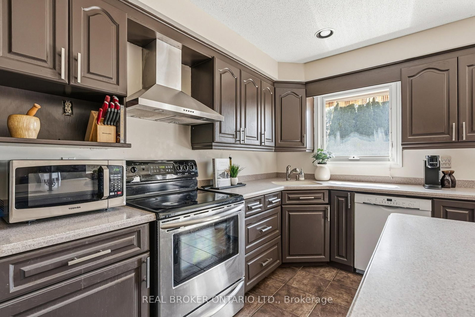 Detached House for sale at 18 Cotswold Court, Halton Hills, Ontario, L7G 5E5 - Georgetown - MLS: W12984736