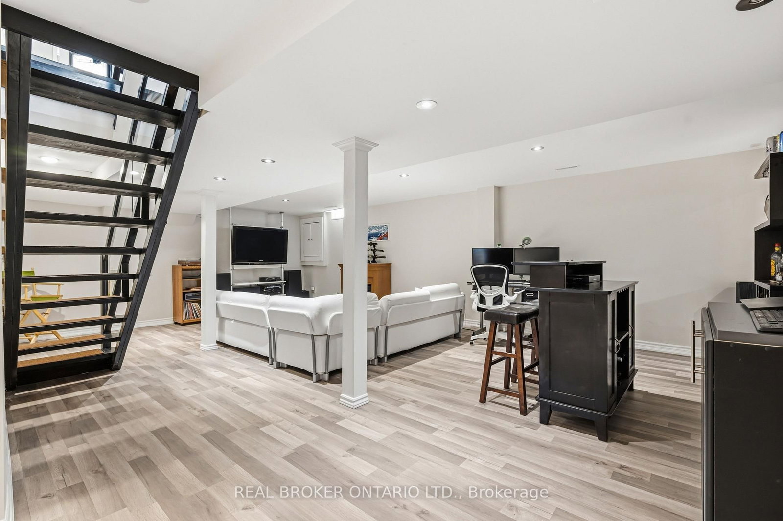 Detached House for sale at 18 Cotswold Court, Halton Hills, Ontario, L7G 5E5 - Georgetown - MLS: W12984736