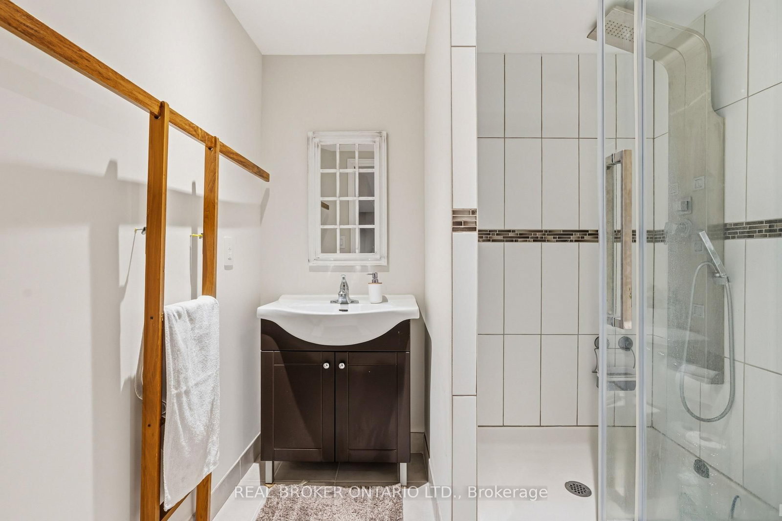 Detached House for sale at 18 Cotswold Court, Halton Hills, Ontario, L7G 5E5 - Georgetown - MLS: W12984736