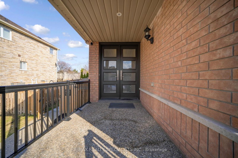 44 Dunvegan Cres, Brampton, L7A 2Y2 | Image 3