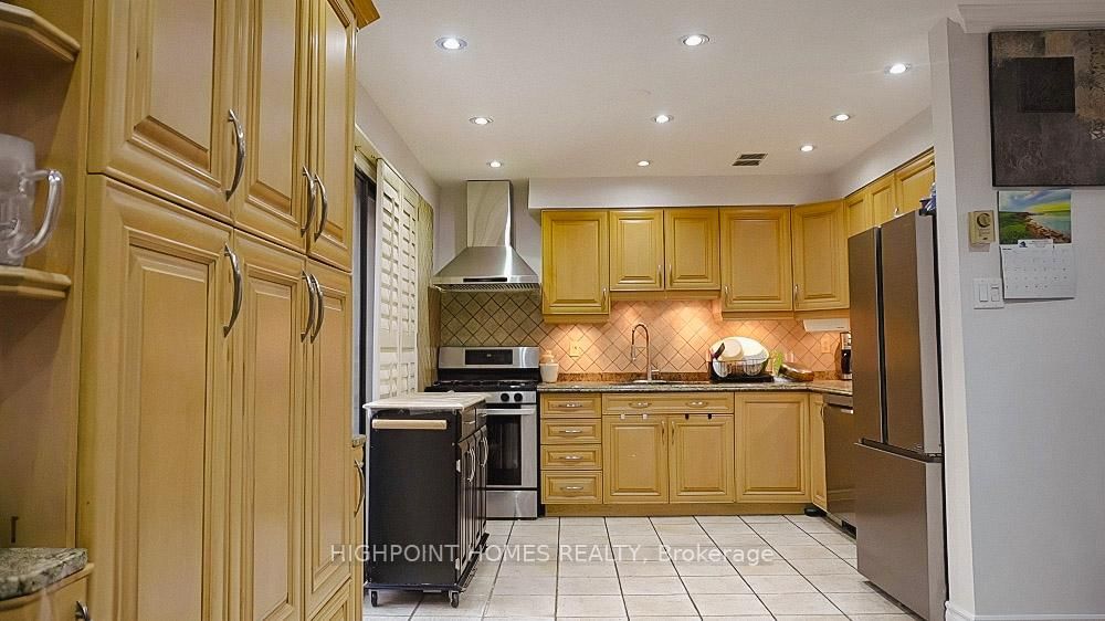 Detached House for sale at 14 Large Court, Brampton, Ontario, L6S 5V2 - Westgate - MLS: W12985642