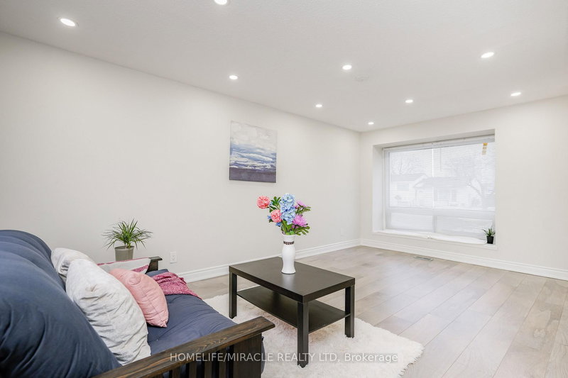 15 Heatherside Crt, Brampton, L6S 1N9 | Image 3