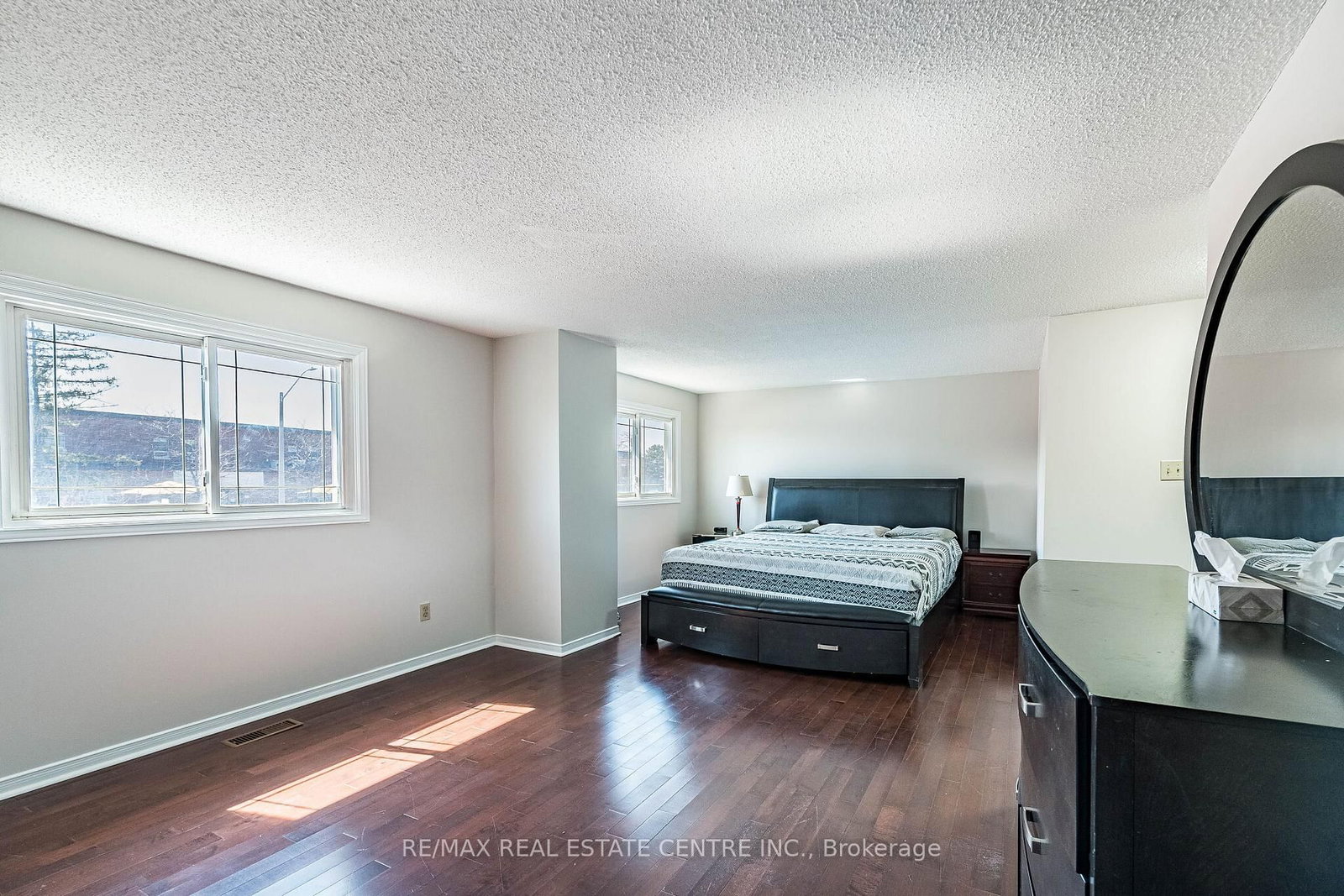 Detached House for sale at 4 Howell Street, Brampton, Ontario, L6Y 3J6 - Brampton South - MLS: W12986218