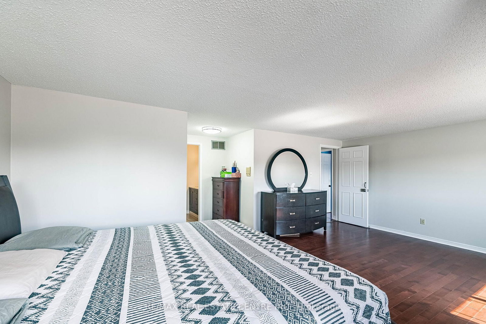 Detached House for sale at 4 Howell Street, Brampton, Ontario, L6Y 3J6 - Brampton South - MLS: W12986218