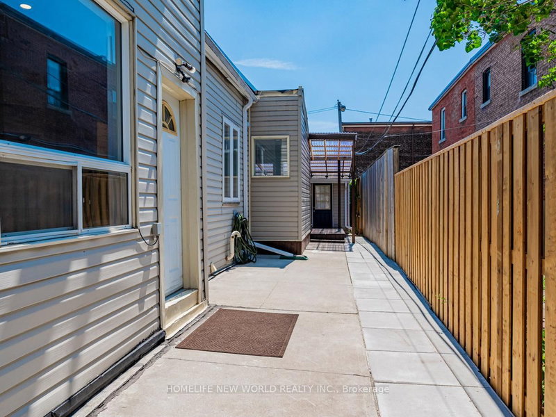 Lower - 133 Shanly St, Toronto, M6H 1S8 | Image 2