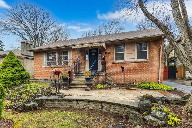 1051 Melvin Ave, Oakville, L6J 2V8 | Image 2