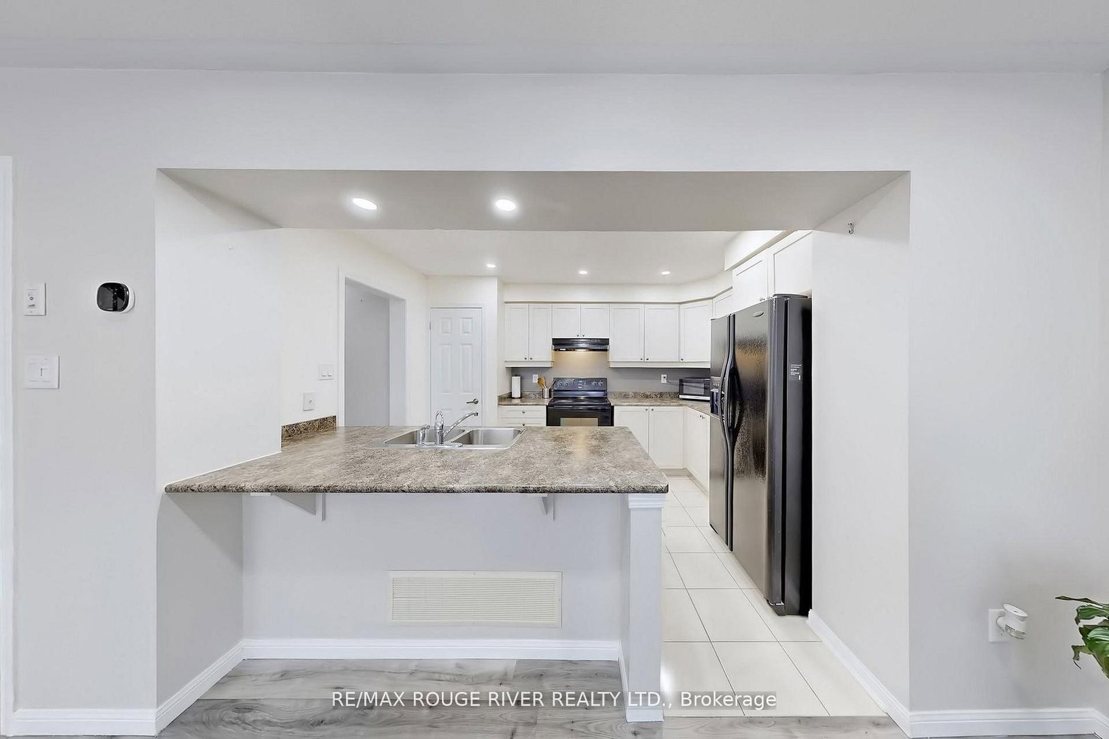 Townhouse for sale at 90 Suitor Court, Milton, Ontario, L9T 8R9 - Willmott - MLS: W12986584