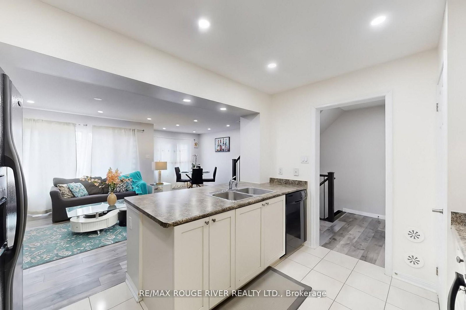 Townhouse for sale at 90 Suitor Court, Milton, Ontario, L9T 8R9 - Willmott - MLS: W12986584