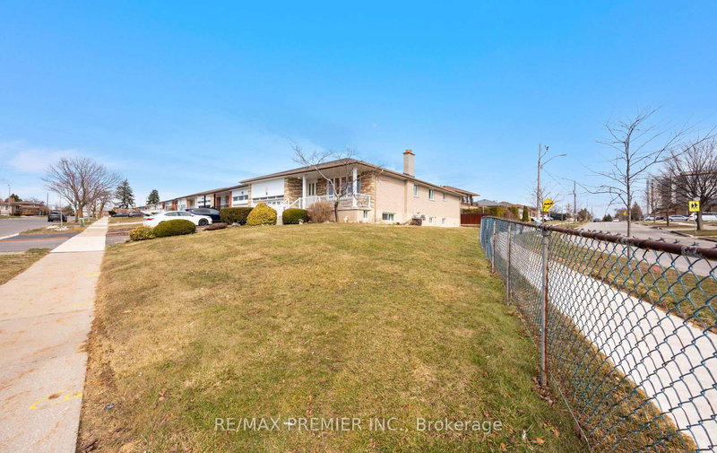 3 Mayberry Rd, Toronto, M3N 2A5 | Image 2