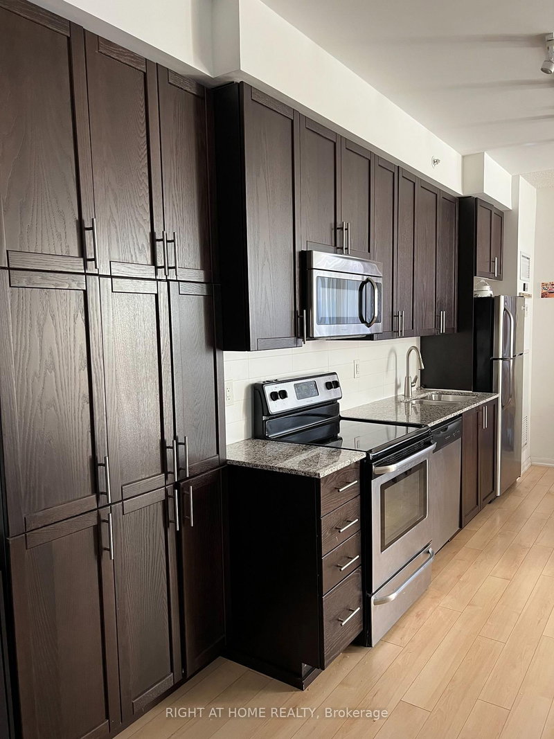 home for lease on 623-800 Lawrence Avenue W