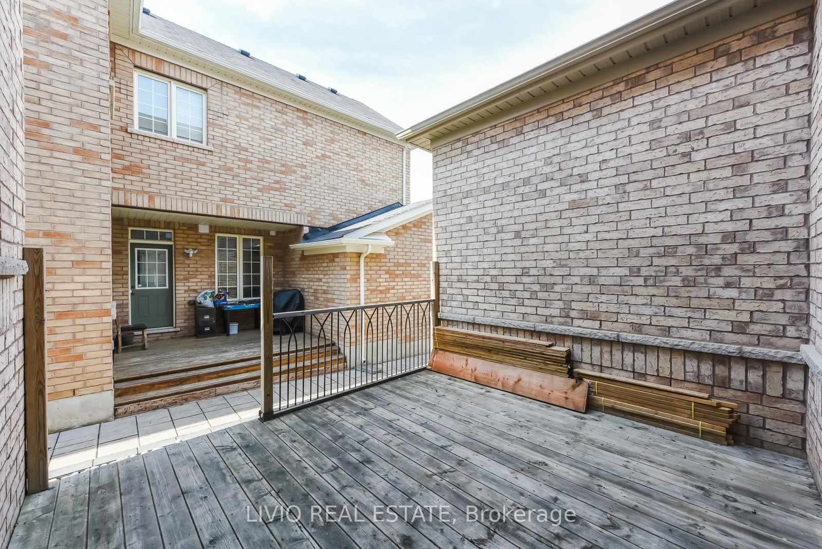 Semi-Detached House for sale at 48 Bonnie Braes Drive, Brampton, Ontario, L6Y 0Y5 - Credit Valley - MLS: W12987036