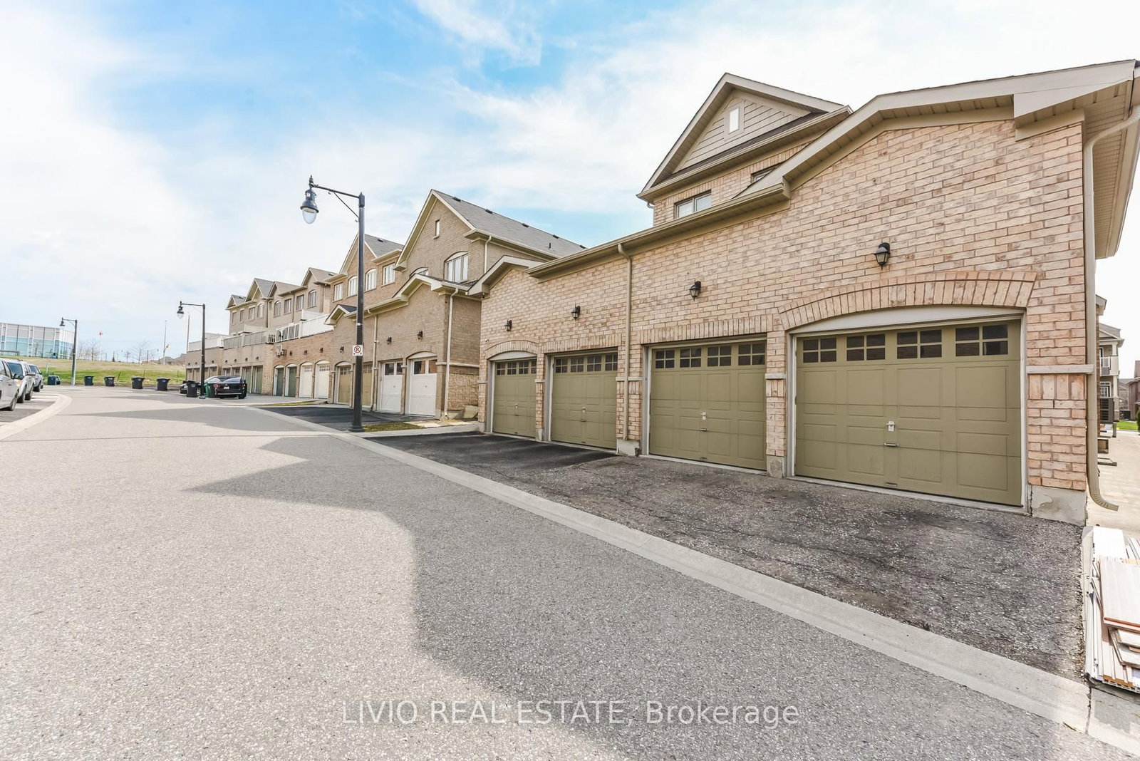 Semi-Detached House for sale at 48 Bonnie Braes Drive, Brampton, Ontario, L6Y 0Y5 - Credit Valley - MLS: W12987036