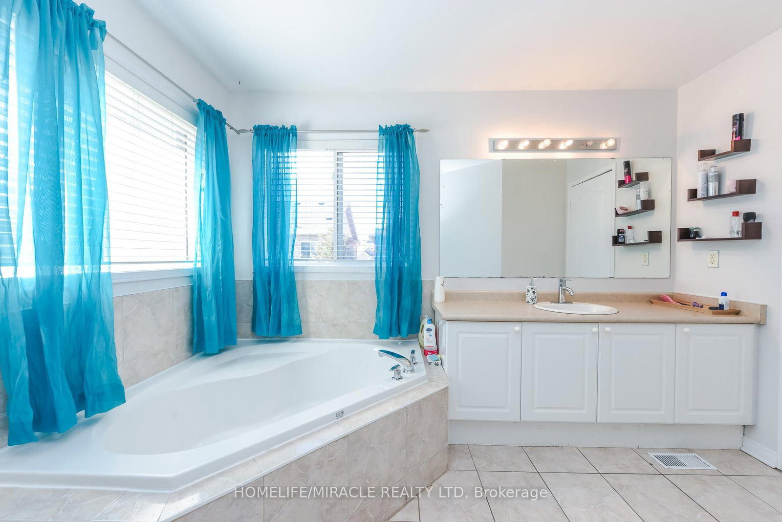 Detached House for sale at 114 Edenbrook Hill Drive, Brampton, Ontario, L7A 2P2 - Fletcher's Meadow - MLS: W12987264