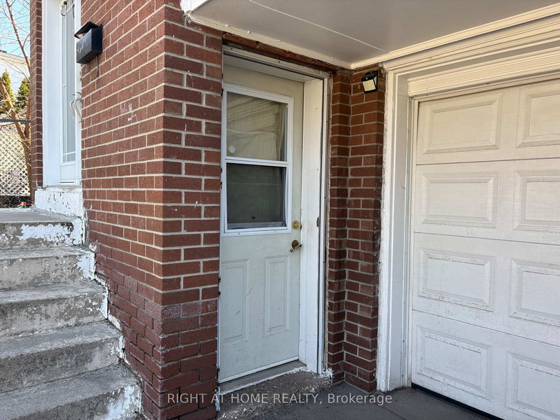 Lower - 3519 Oakglade Cres, Mississauga, L5C 1X4 | Image 2