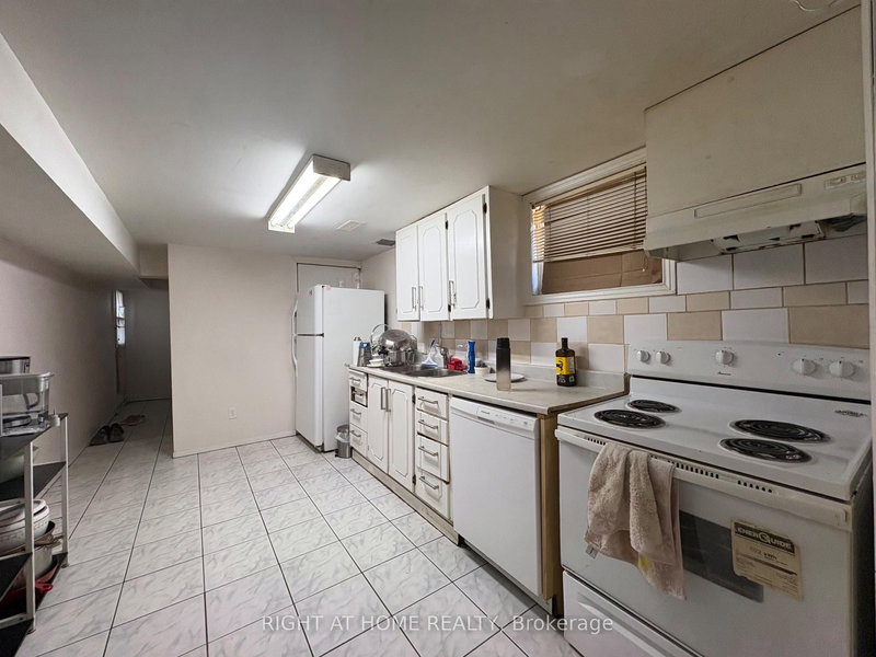 Lower - 3519 Oakglade Cres, Mississauga, L5C 1X4 | Image 3