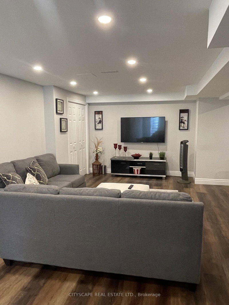 1499 Hollywell Ave, Mississauga, L5N 4P2 | Image 3