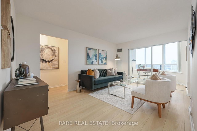 812 - 135 Hillcrest Avenue