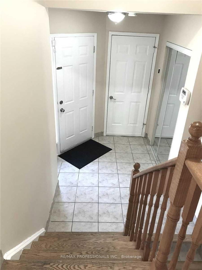 110 Springview Dr, Brampton, L6X 4L1 | Image 3