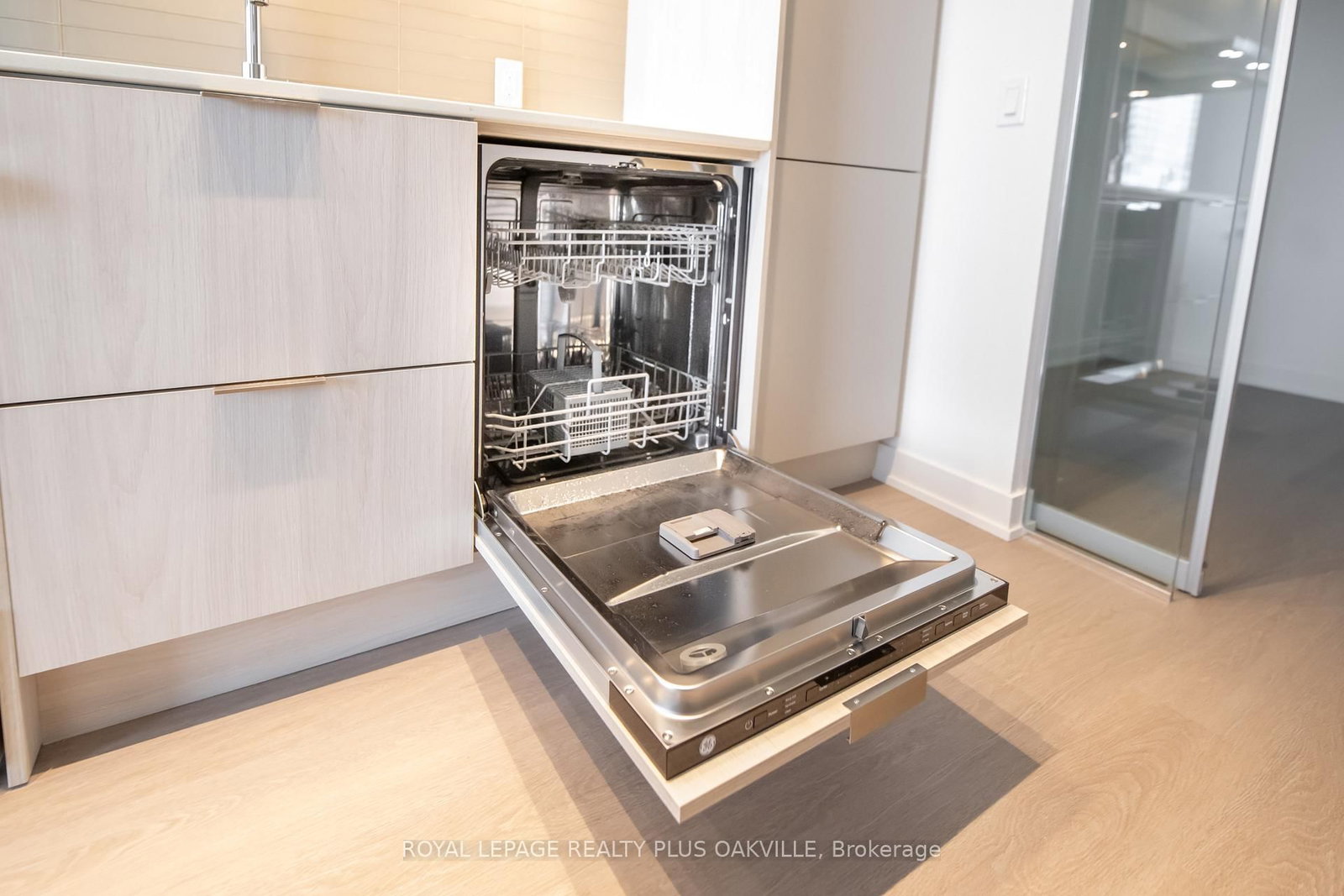 448 Burnhamthorpe Road W, Unit 1505 - Photo 18