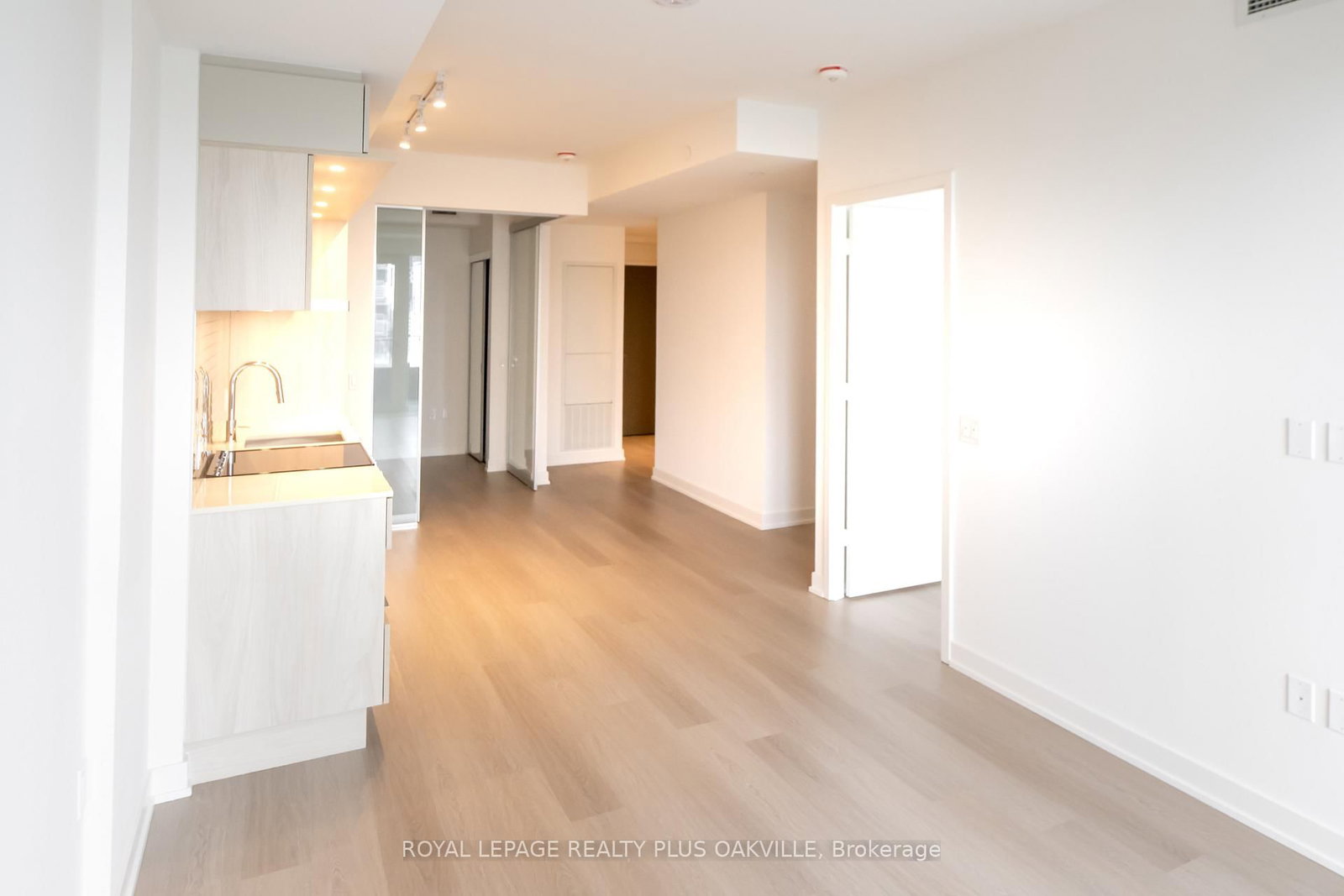 448 Burnhamthorpe Road W, Unit 1505 - Photo 7