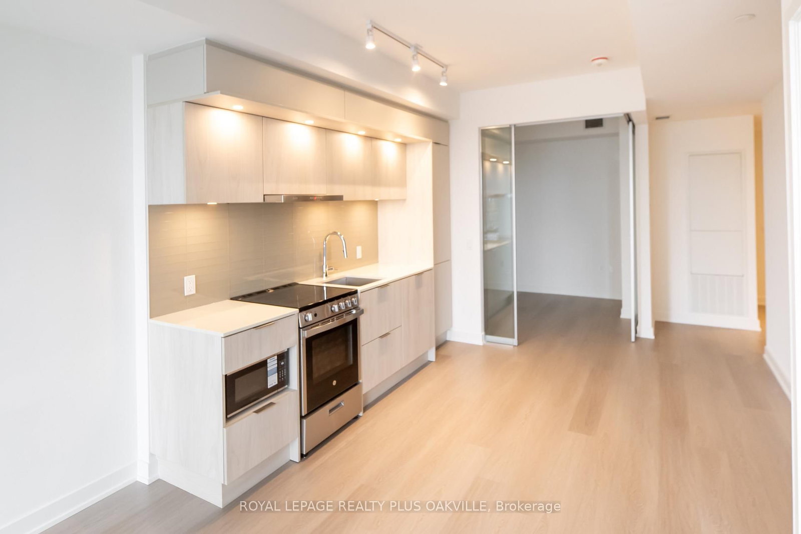 448 Burnhamthorpe Road W, Unit 1505 - Photo 8