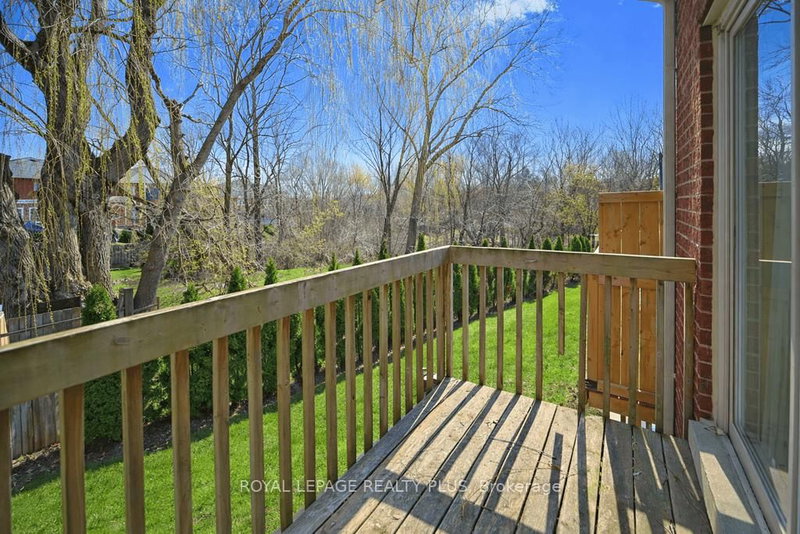 7 - 1010 Cristina Crt, Mississauga, L5J 4T7 | Image 2