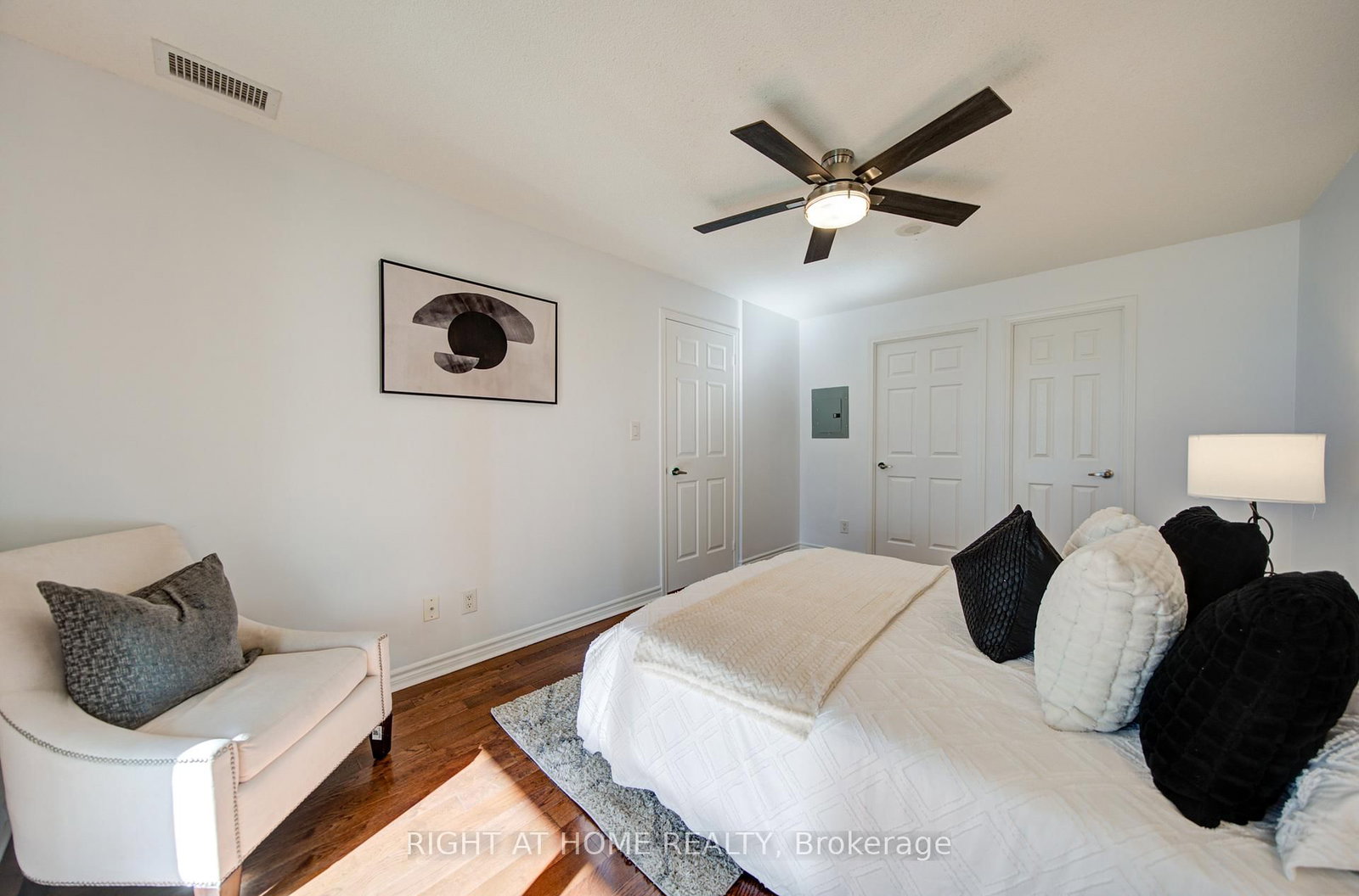 335 Rathburn Road W, Unit 211 - Photo 25