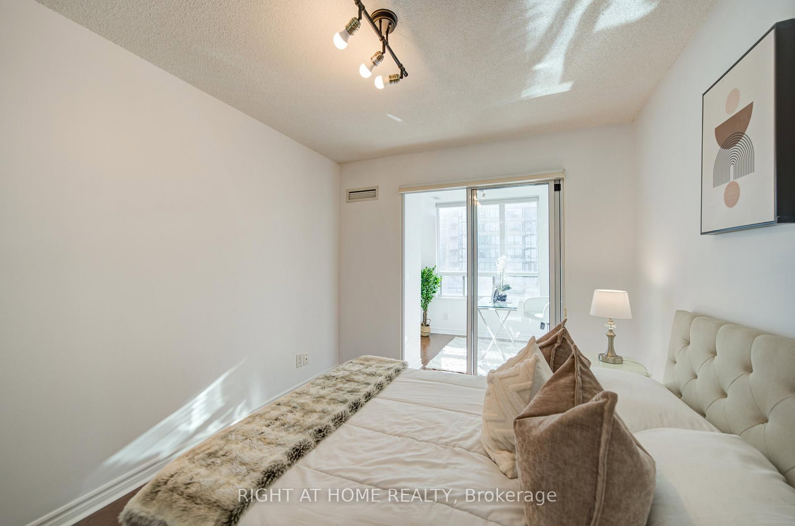 335 Rathburn Road W, Unit 211 - Photo 30