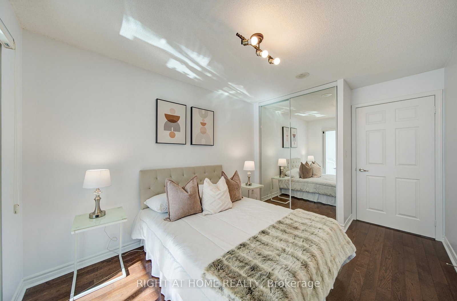 335 Rathburn Road W, Unit 211 - Photo 32