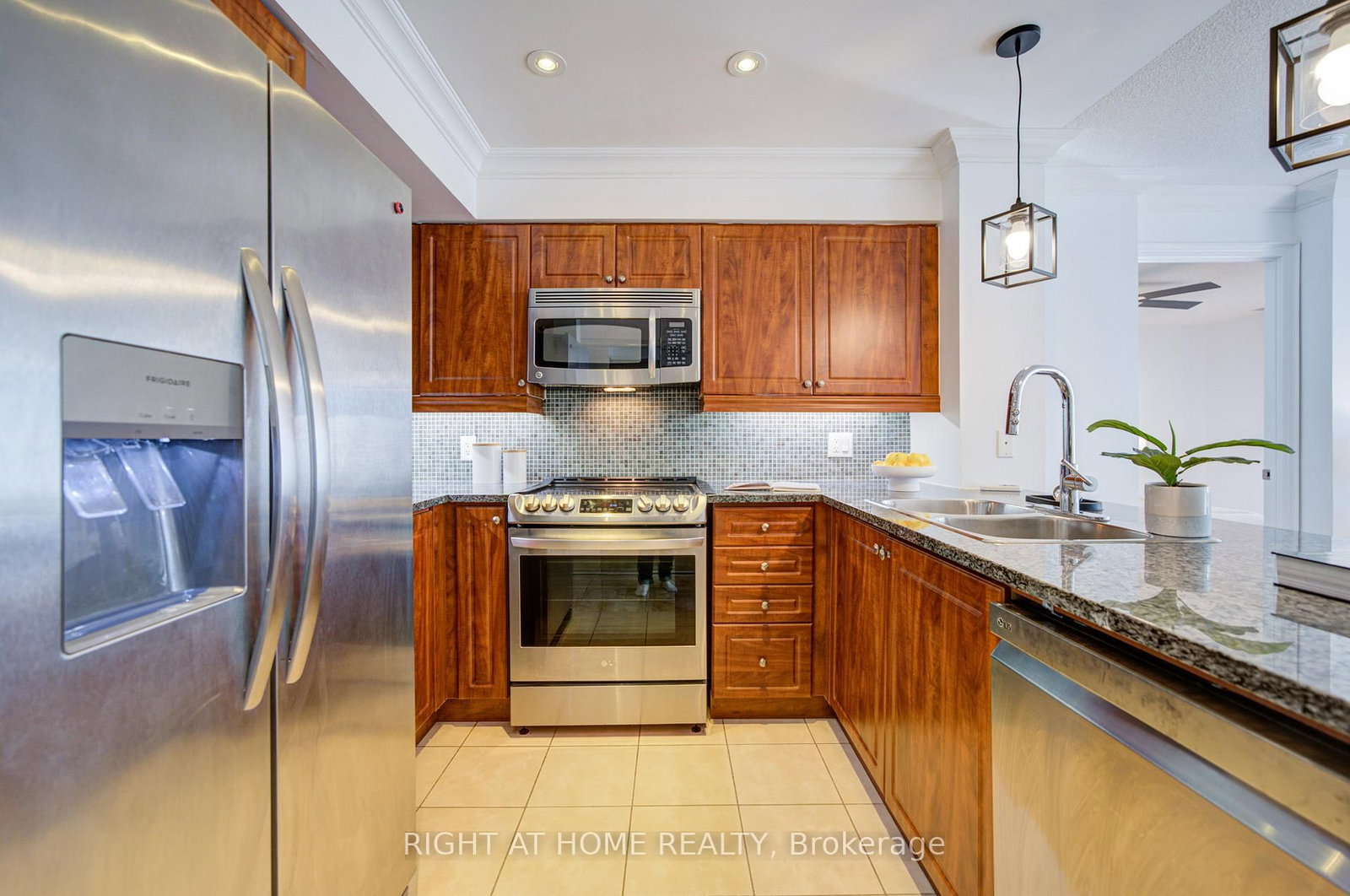 335 Rathburn Road W, Unit 211 - Photo 7