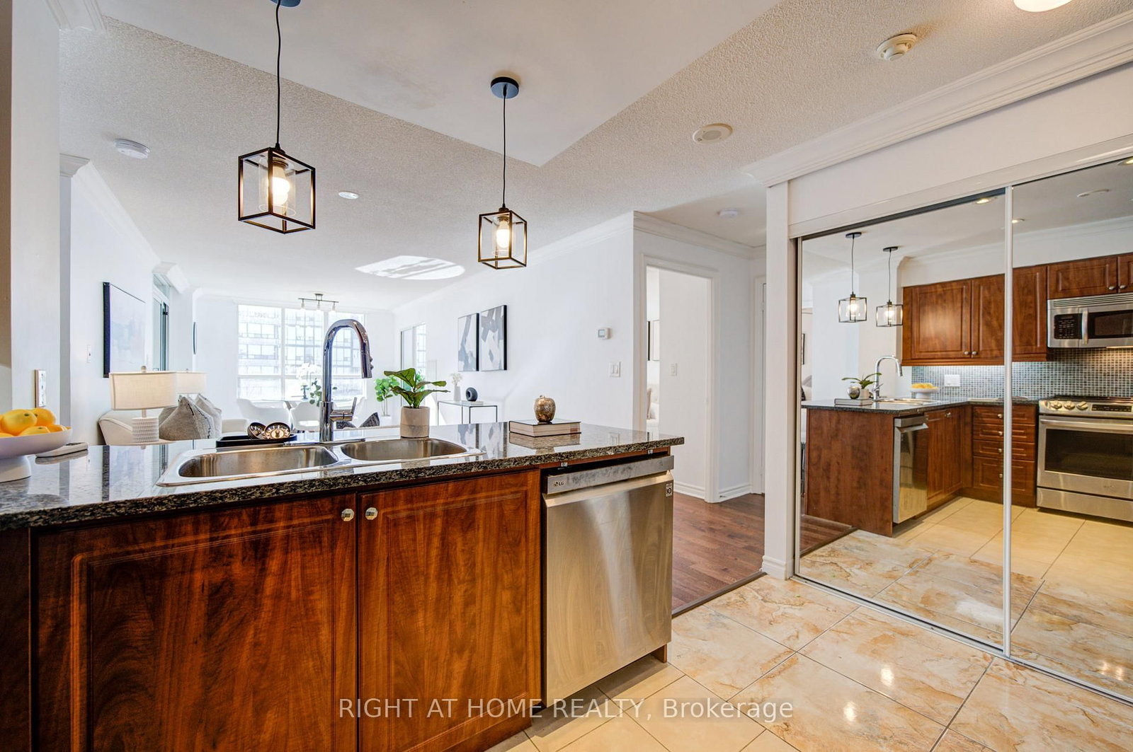 335 Rathburn Road W, Unit 211 - Photo 9