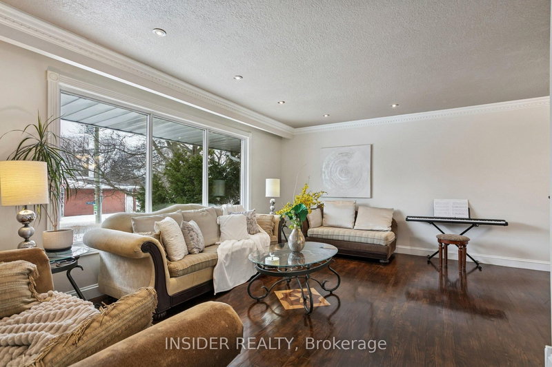 2078 Stanfield Rd, Mississauga, L4Y 1R5 | Image 3