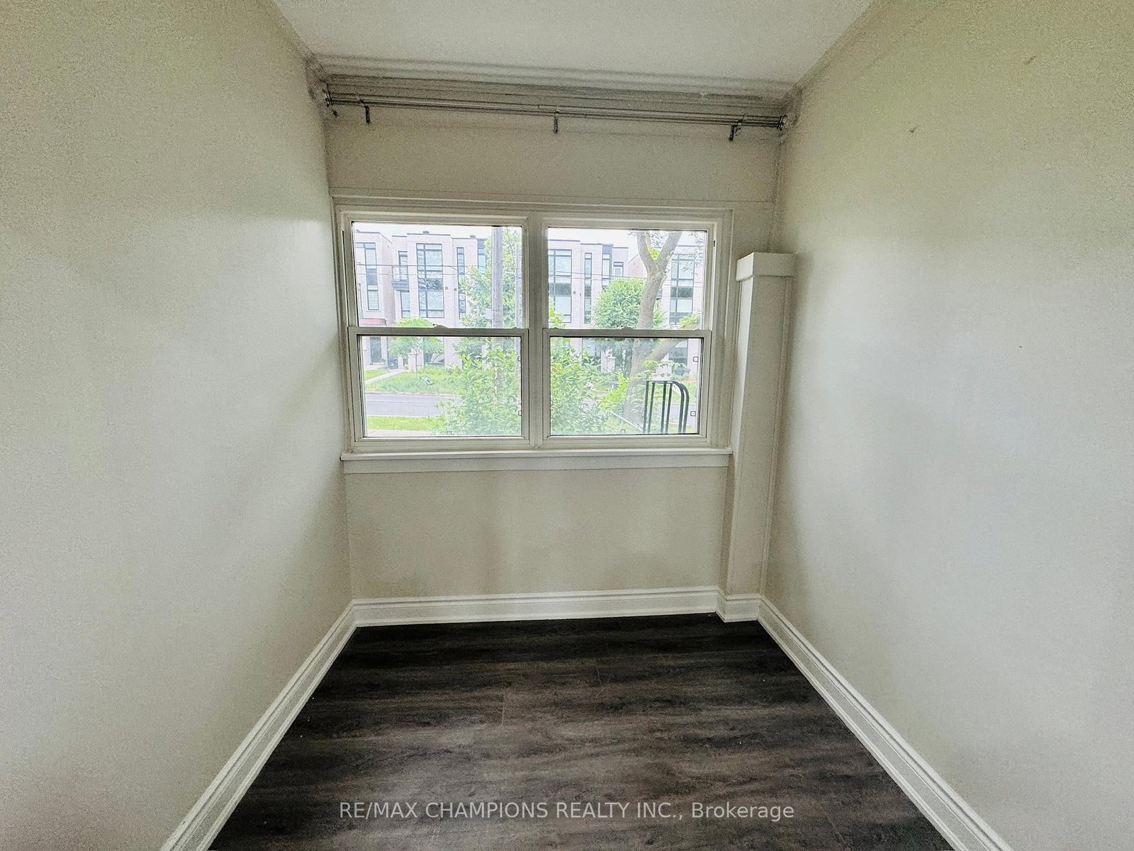 196 Caledonia Road, Unit Main Flr - Photo 10