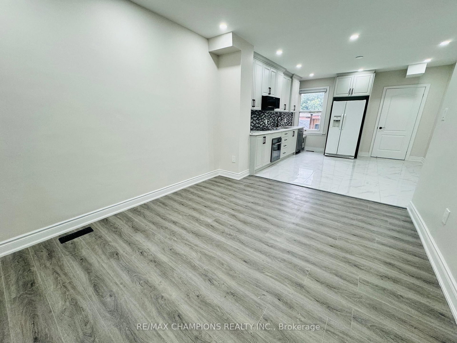196 Caledonia Road, Unit Main Flr - Photo 11