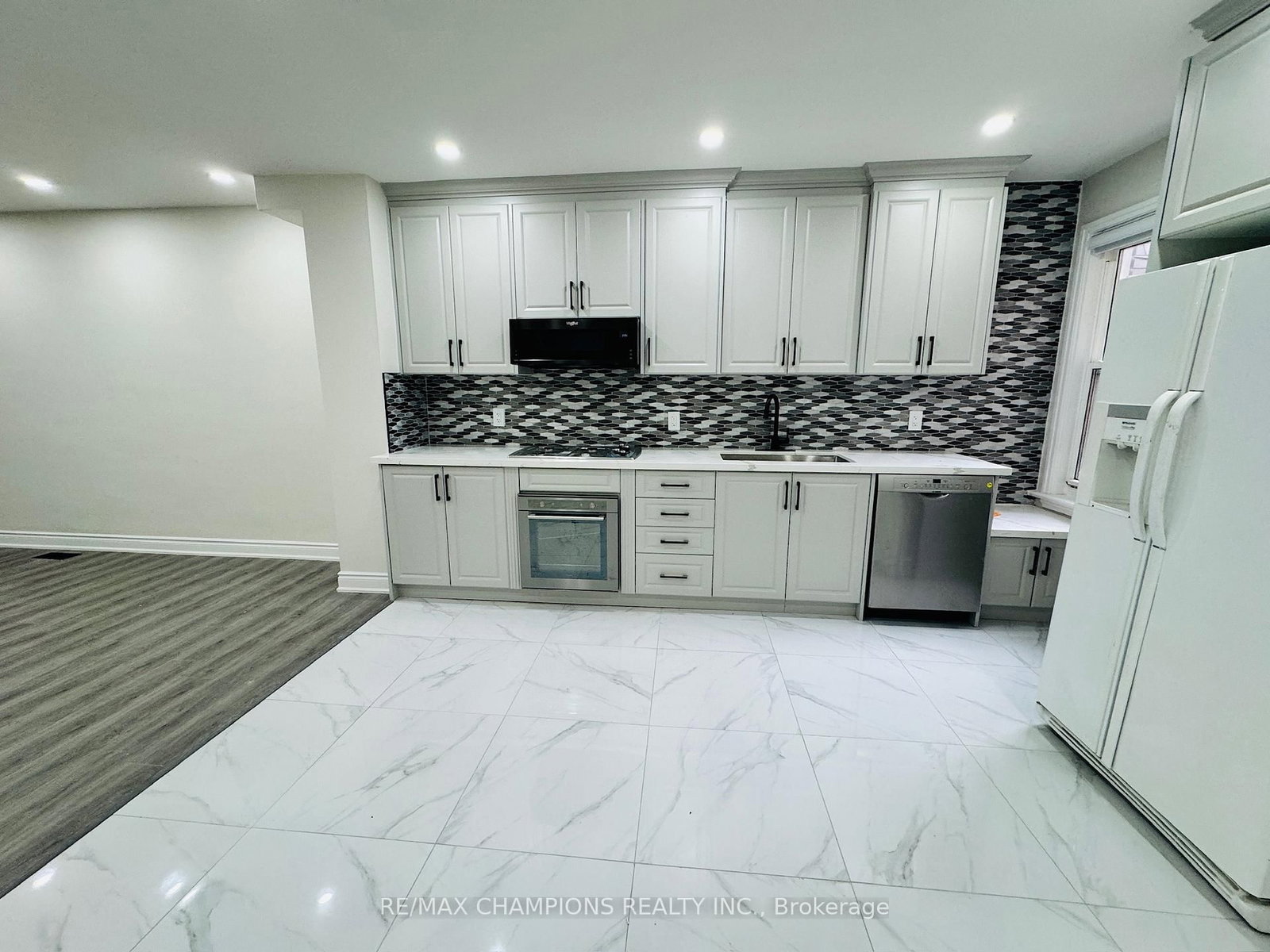 196 Caledonia Road, Unit Main Flr - Photo 13