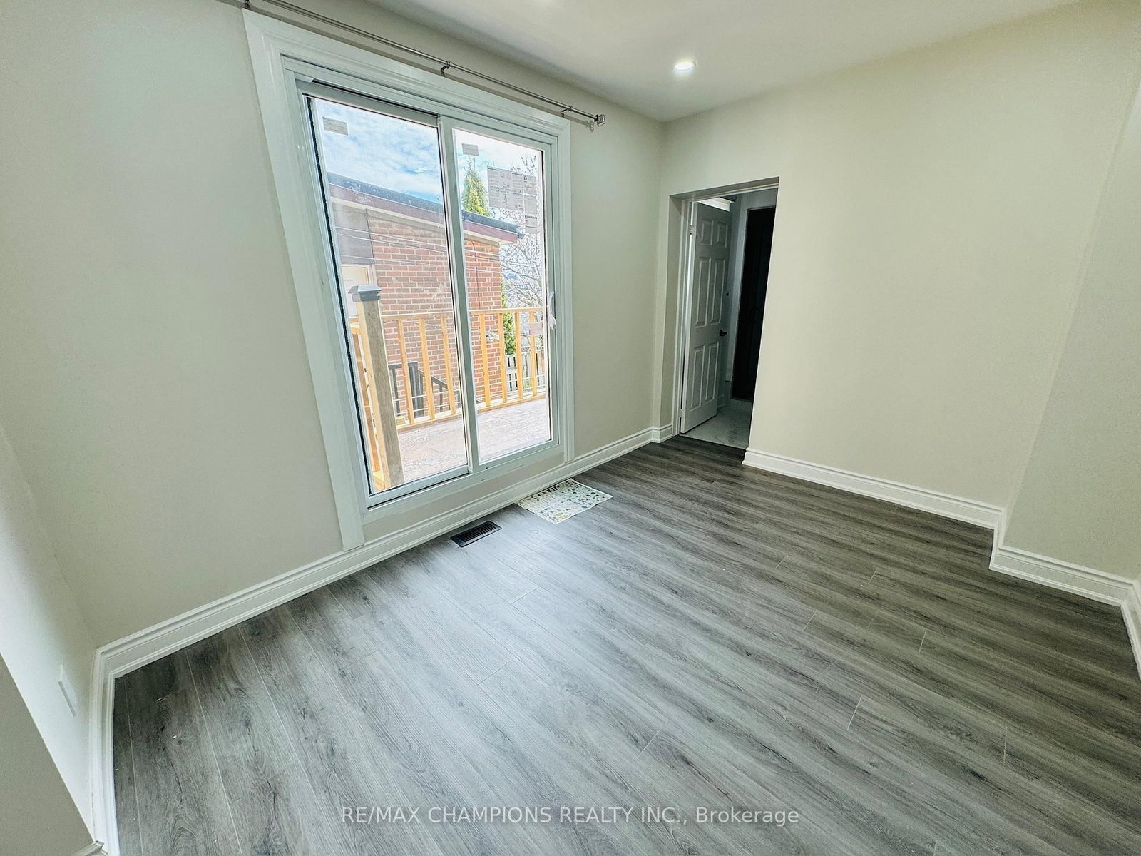 196 Caledonia Road, Unit Main Flr - Photo 15