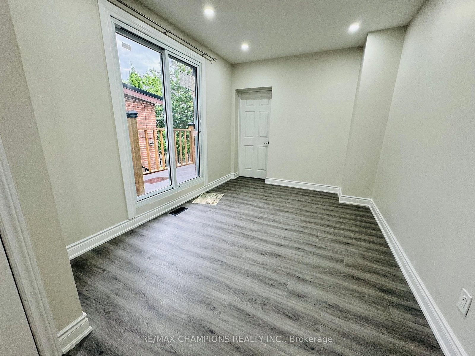 196 Caledonia Road, Unit Main Flr - Photo 17