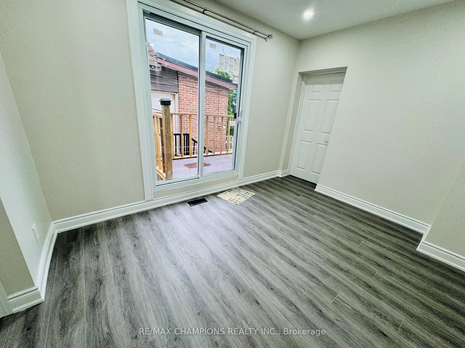 196 Caledonia Road, Unit Main Flr - Photo 18