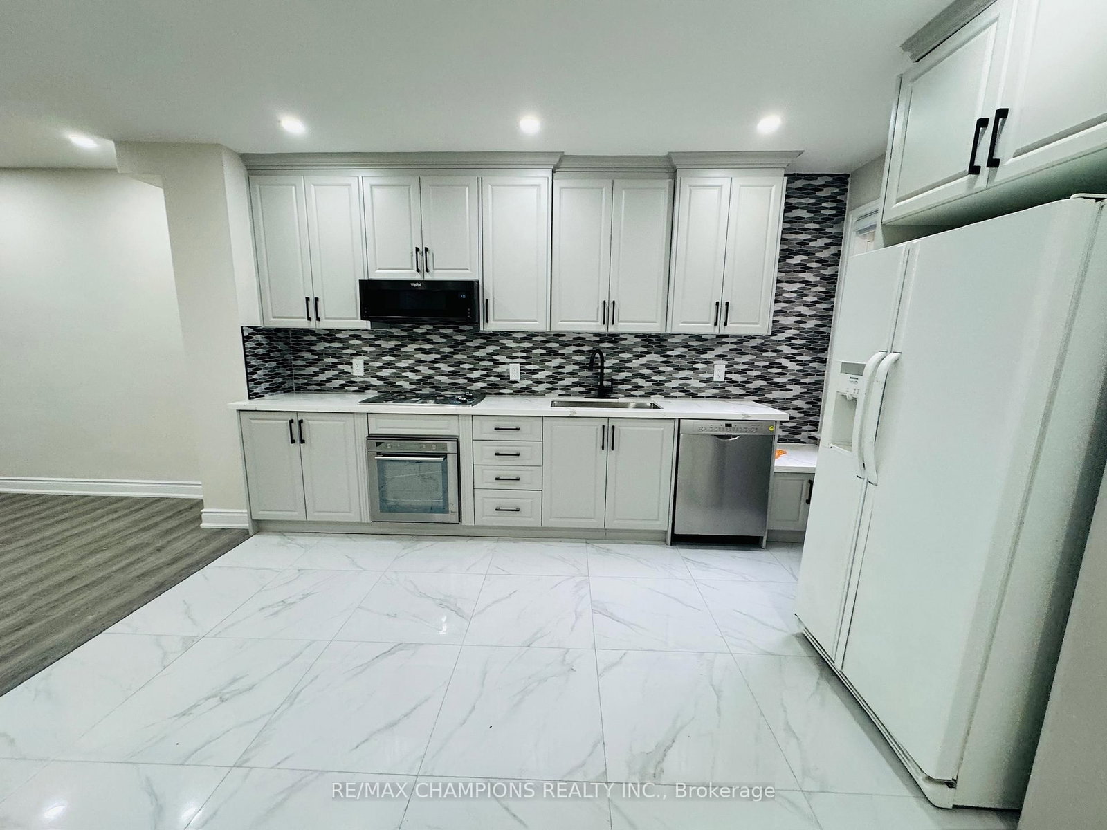 196 Caledonia Road, Unit Main Flr - Photo 2