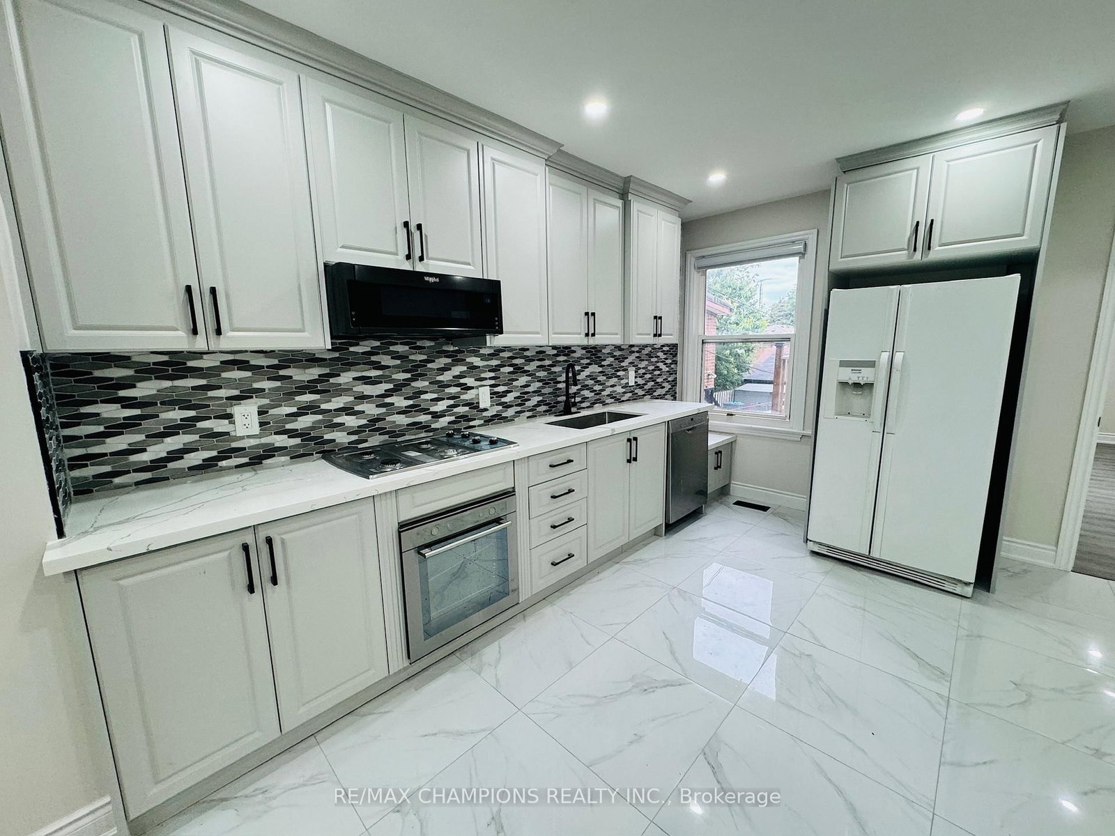 196 Caledonia Road, Unit Main Flr - Photo 3