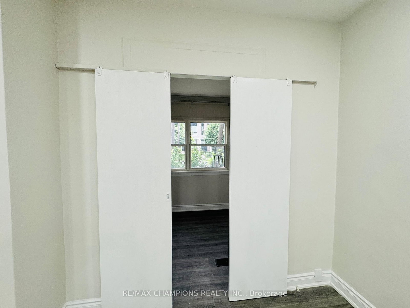 196 Caledonia Road, Unit Main Flr - Photo 8