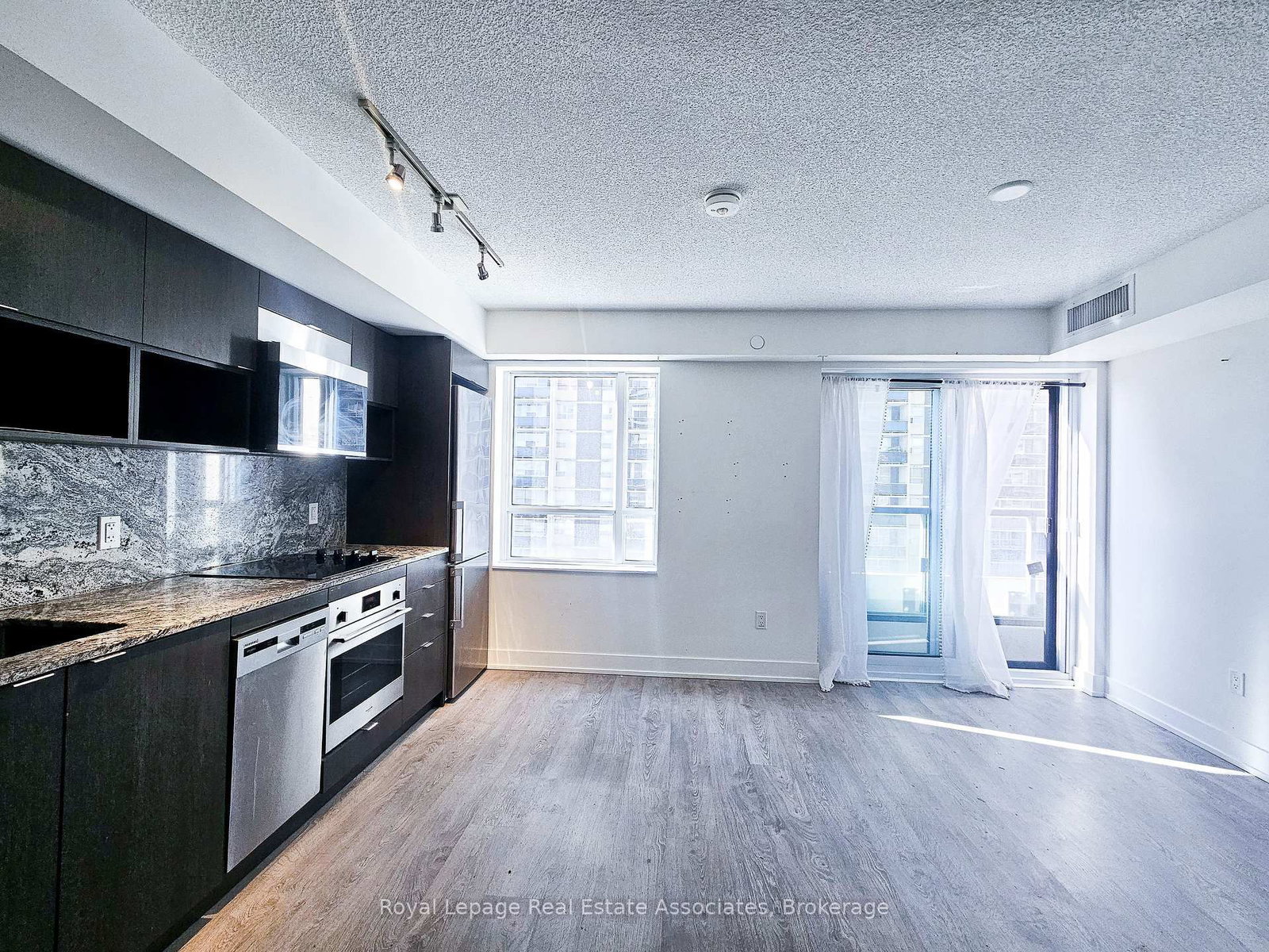9 Mabelle Avenue, Unit 525 - Photo 2