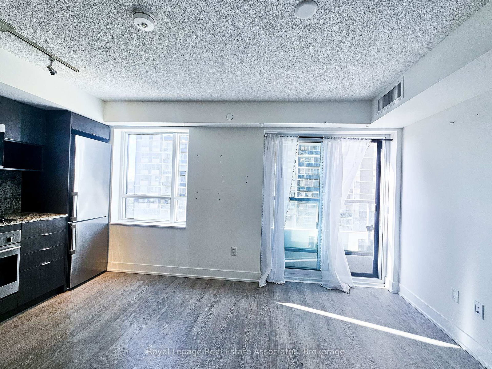 9 Mabelle Avenue, Unit 525 - Photo 4