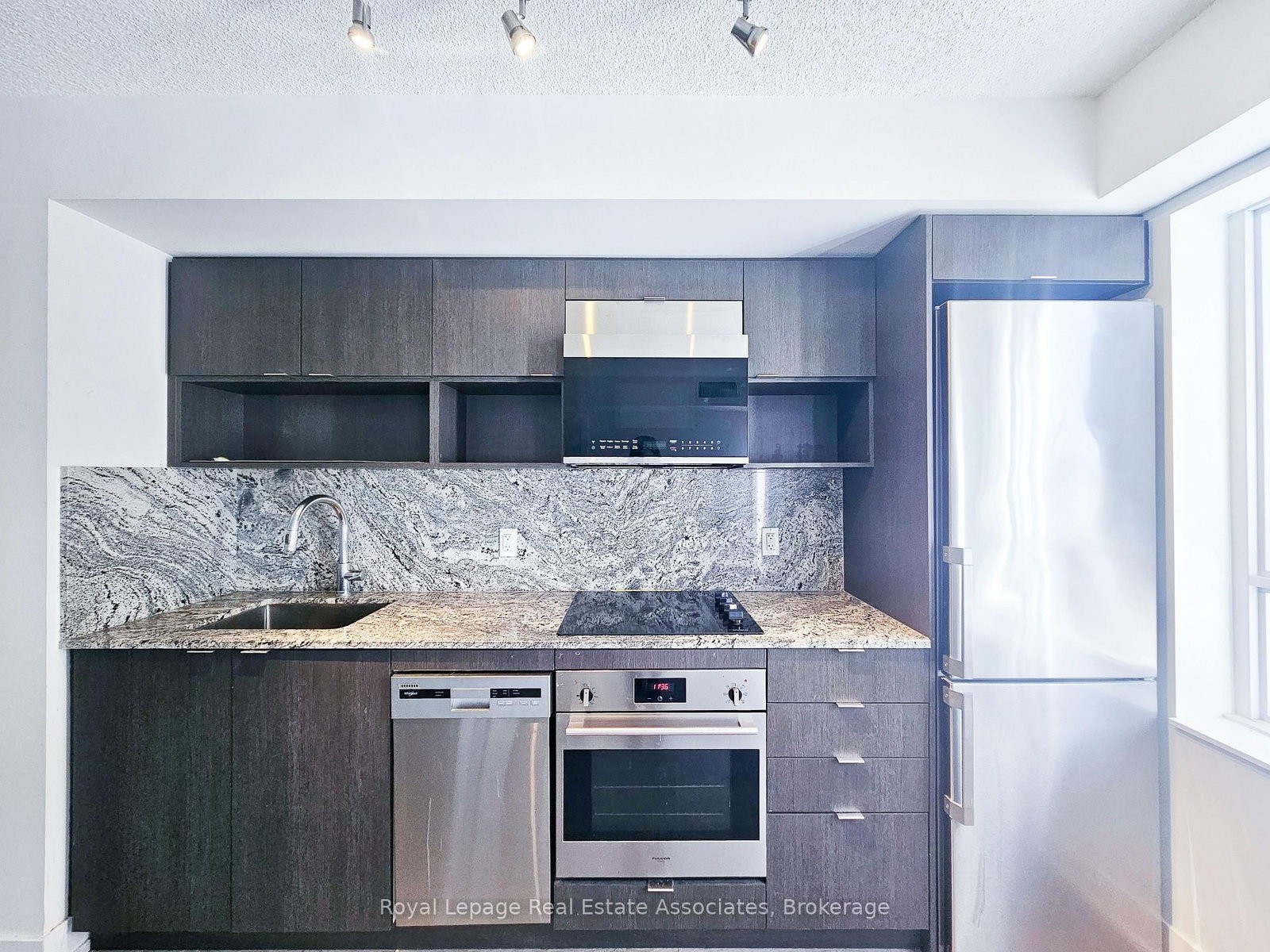 9 Mabelle Avenue, Unit 525 - Photo 5