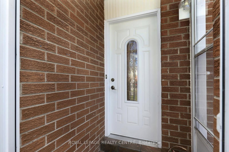 606 Hartfordshire Lane, Mississauga, L5B 2X1 | Image 3